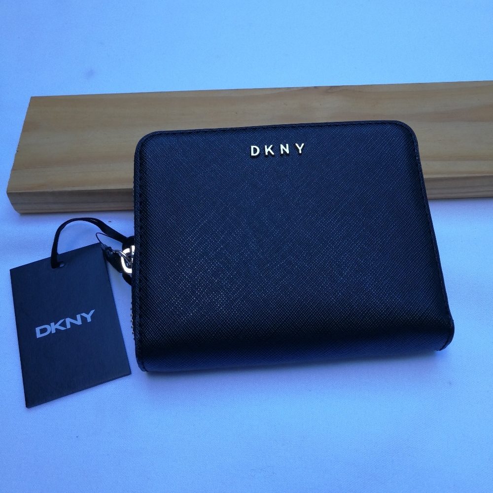 (NWT)  DKNY Vela Small Zip Around Black Leather Wallet